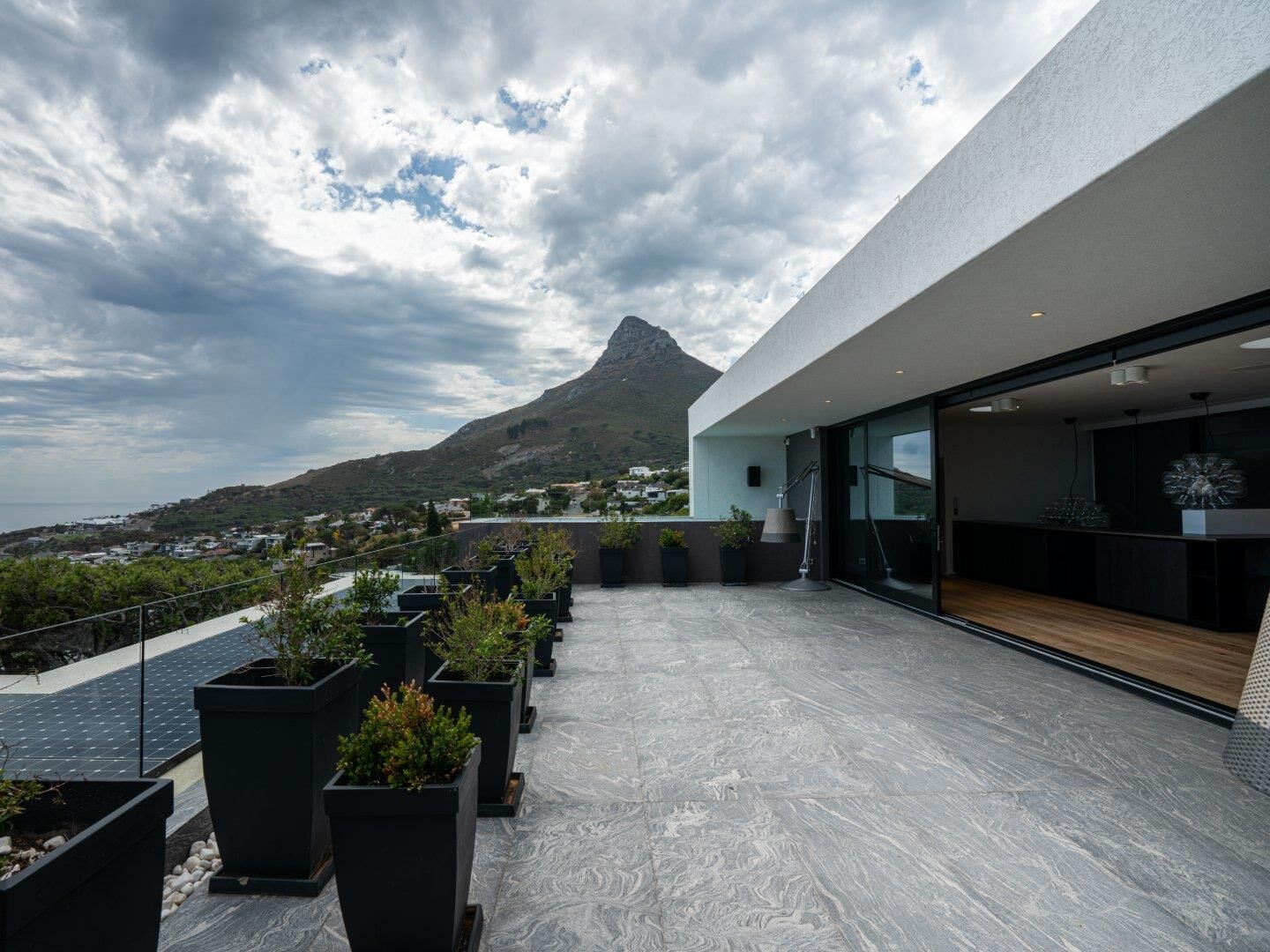 4 Bedroom House For Sale in Camps Bay, photo 10