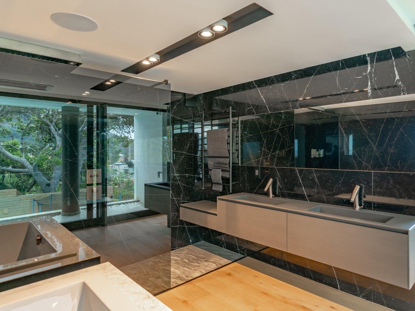 4 Bedroom House For Sale in Camps Bay, photo 12