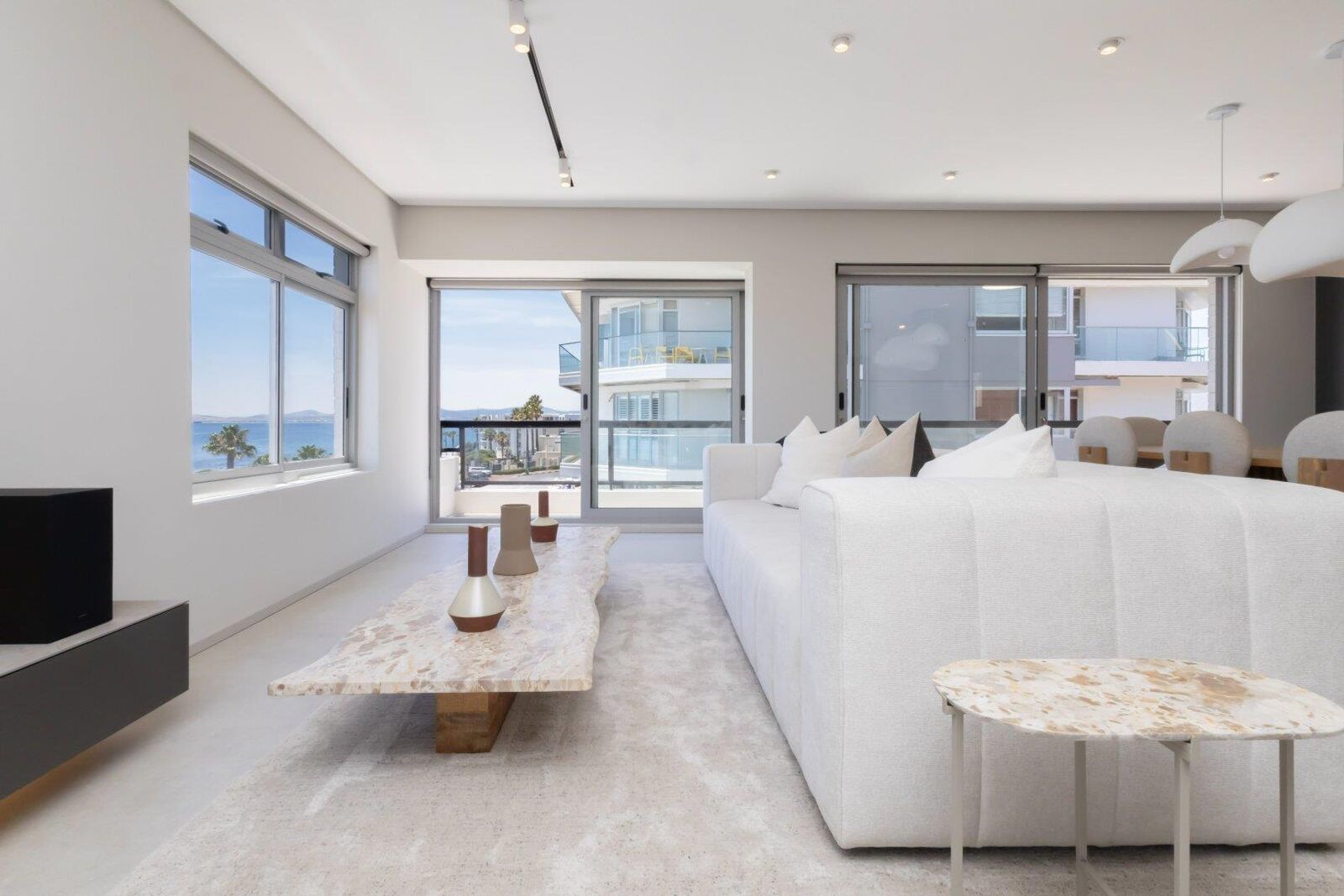 3 Bedroom Apartment For Sale in Mouille Point, photo 2