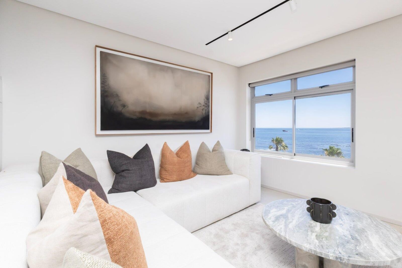 3 Bedroom Apartment For Sale in Mouille Point, photo 6
