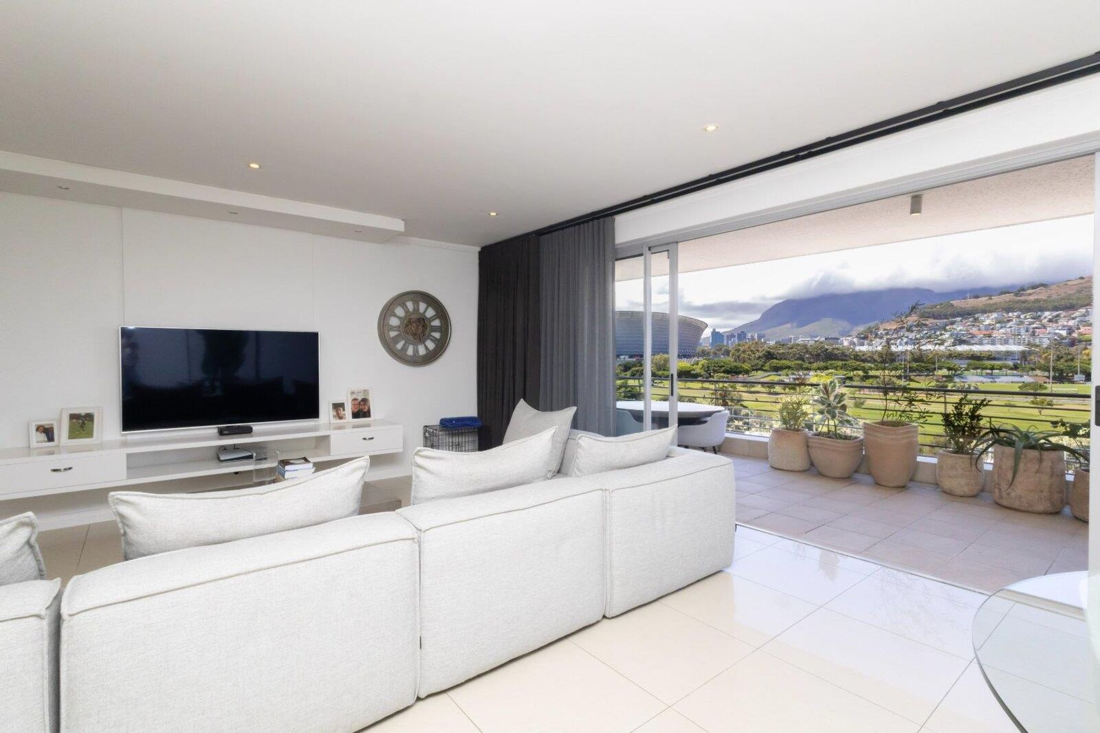 2 Bedroom Apartment For Sale in Mouille Point, photo 3