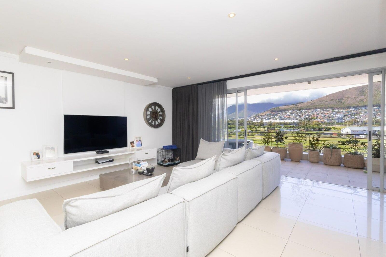2 Bedroom Apartment For Sale in Mouille Point, photo 4