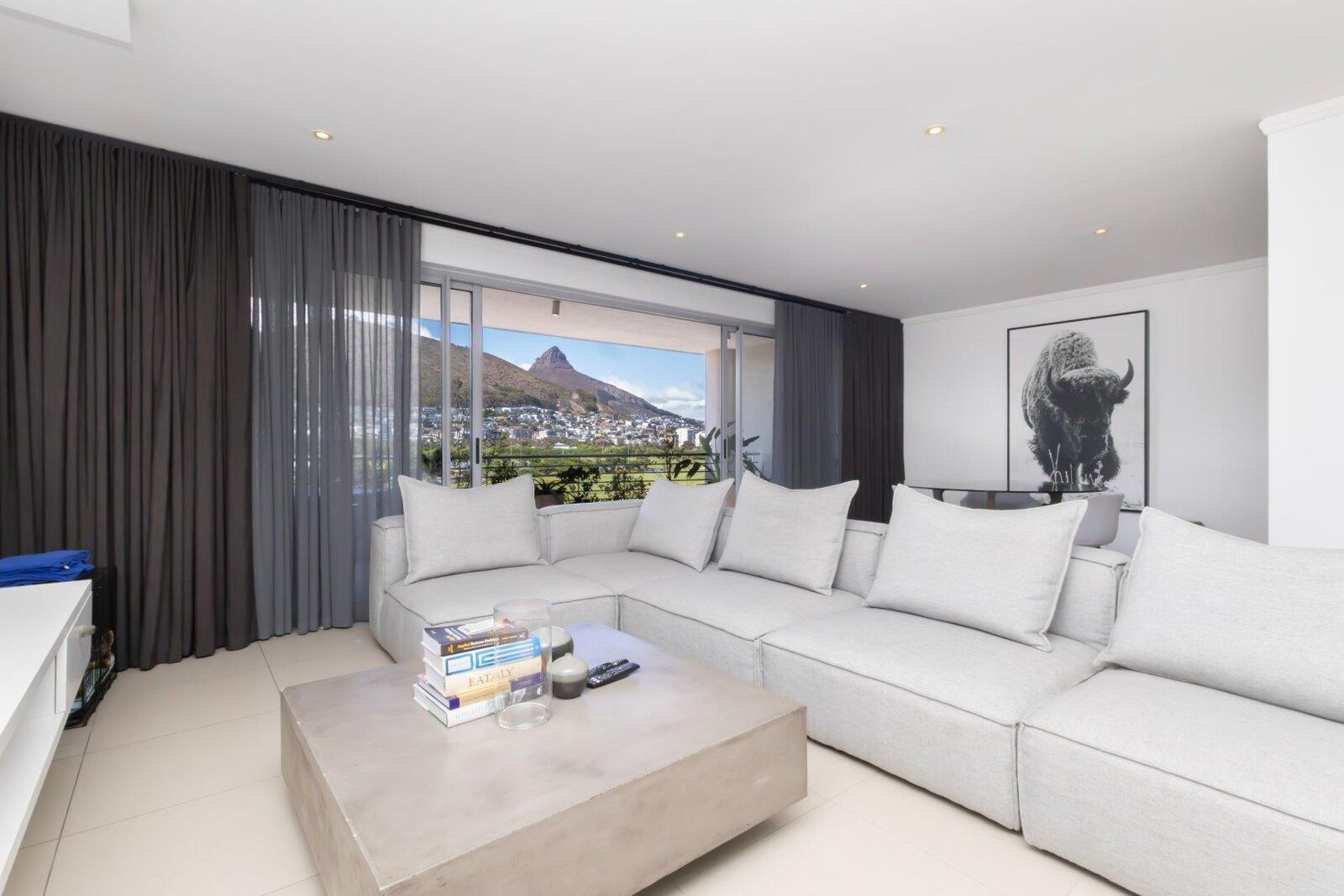 2 Bedroom Apartment For Sale in Mouille Point, photo 5