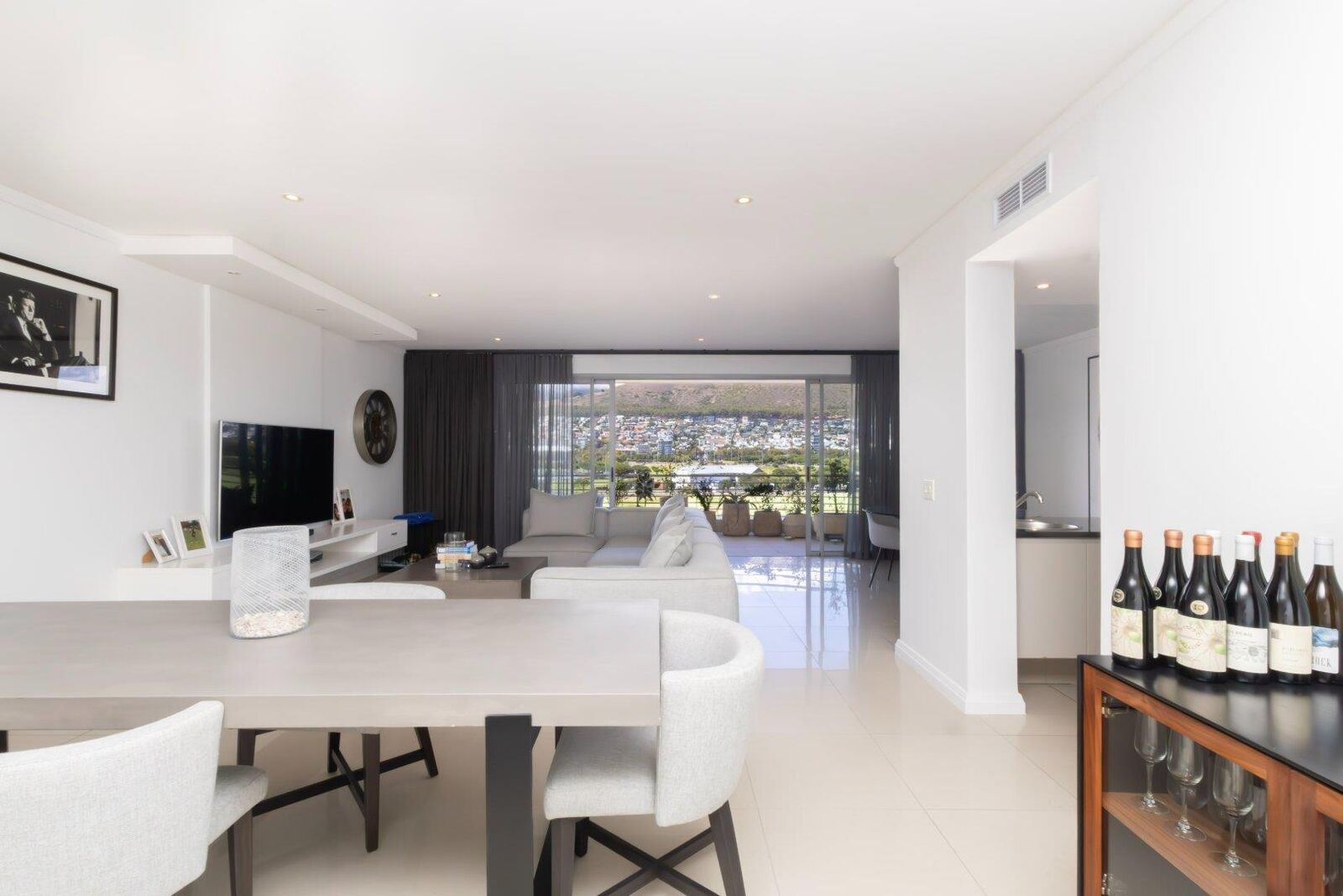 2 Bedroom Apartment For Sale in Mouille Point, photo 6