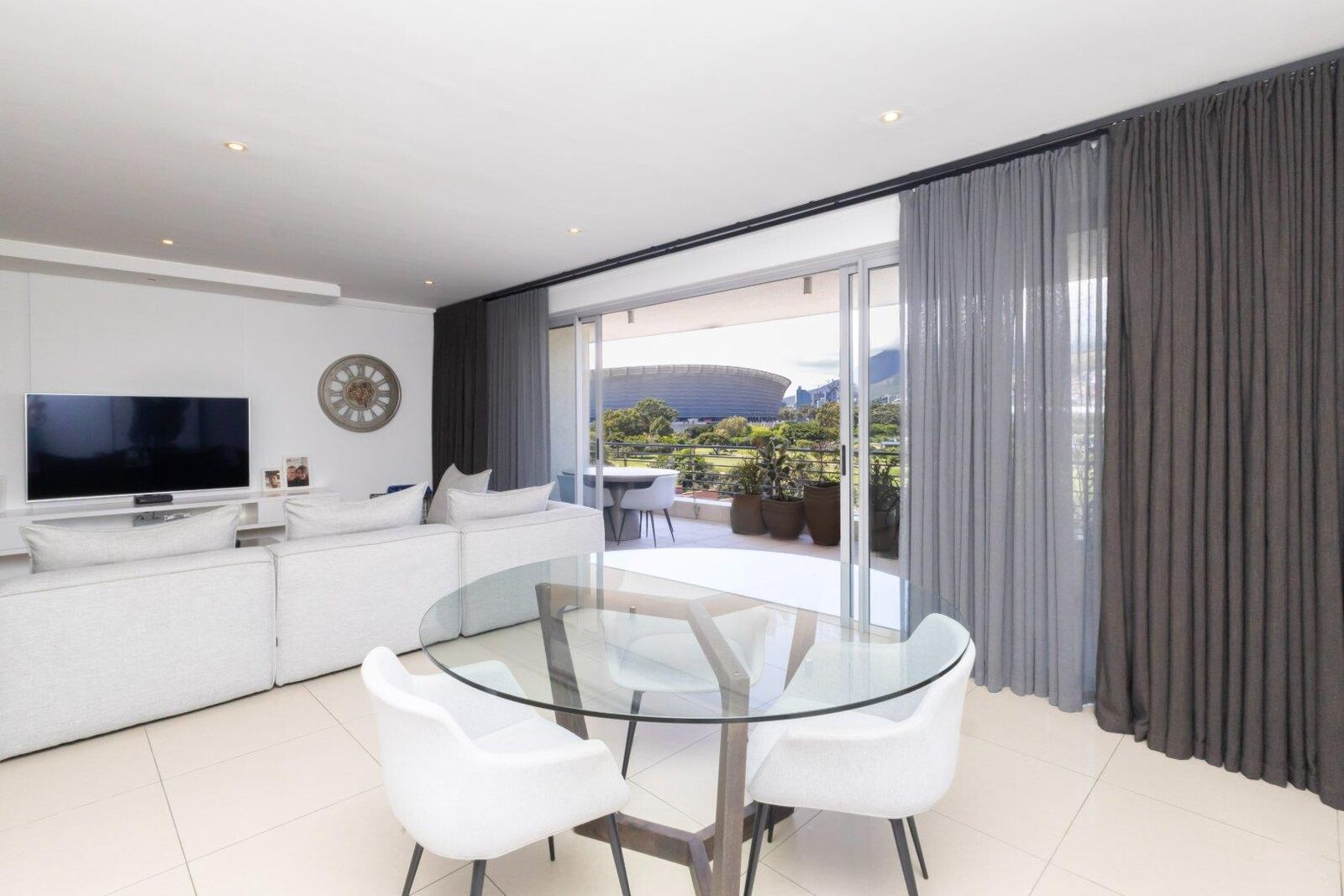 2 Bedroom Apartment For Sale in Mouille Point, photo 7