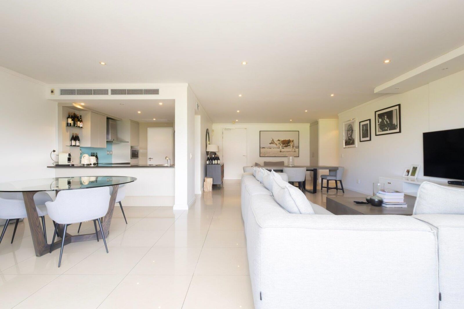 2 Bedroom Apartment For Sale in Mouille Point, photo 8