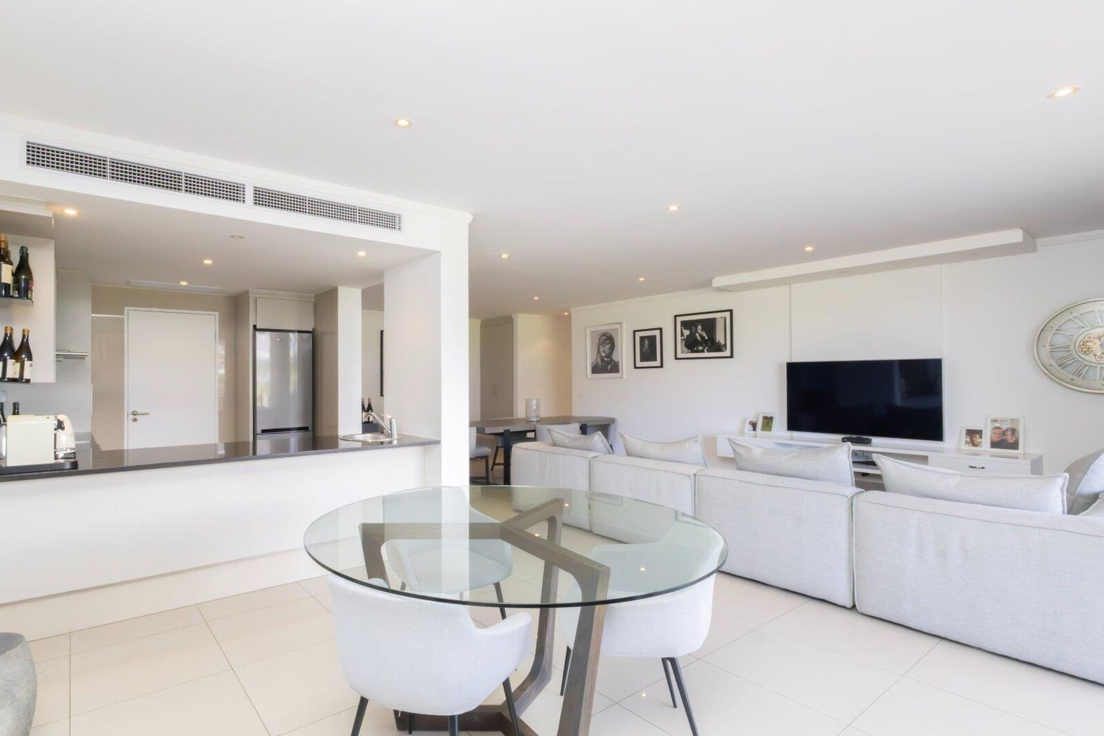 2 Bedroom Apartment For Sale in Mouille Point, photo 11