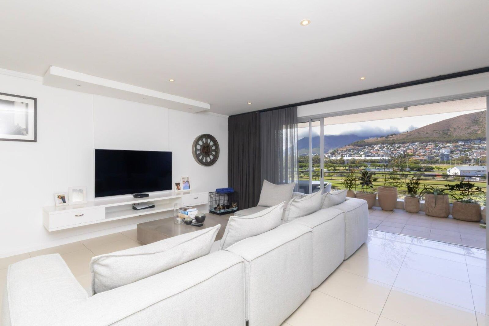 2 Bedroom Apartment For Sale in Mouille Point, photo 12