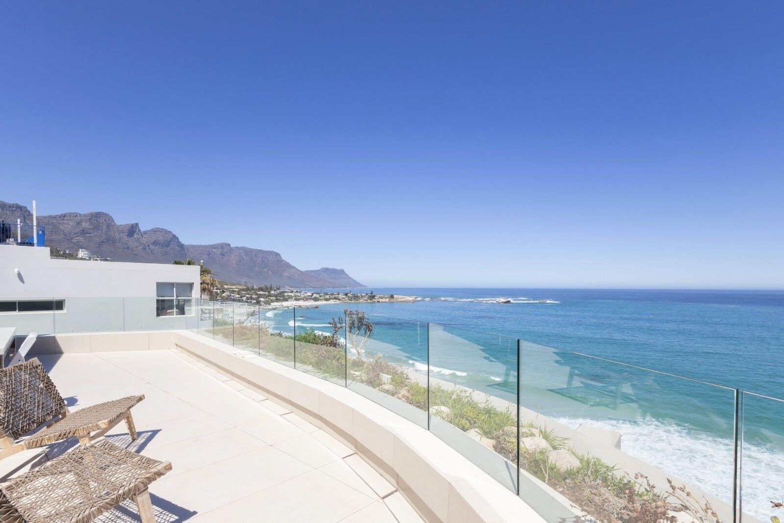 3 Bedroom Apartment To Let in Clifton, photo 2