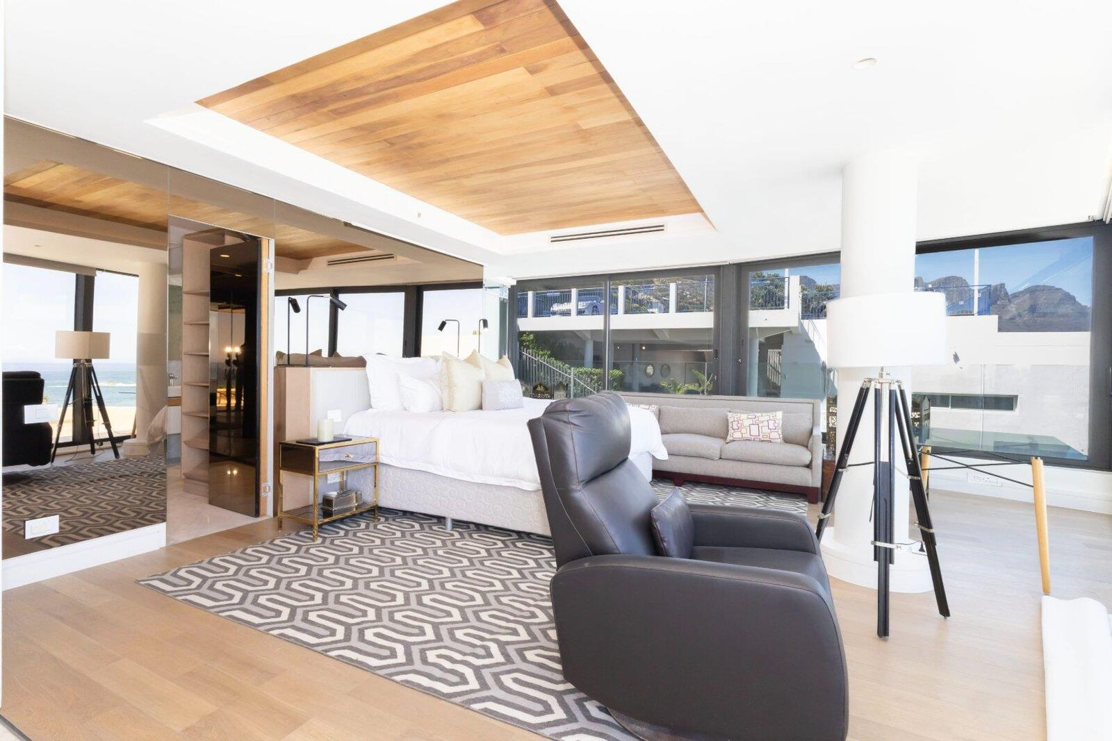 3 Bedroom Apartment To Let in Clifton, photo 4