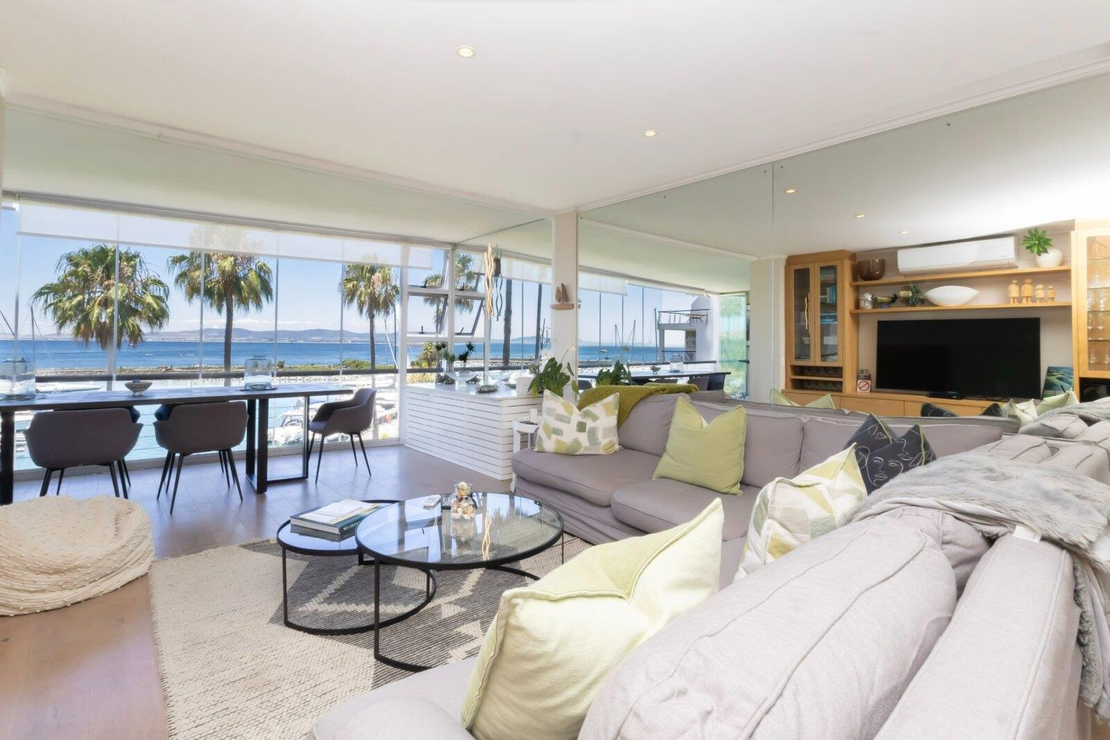 3 Bedroom Apartment For Sale in Mouille Point, photo 5