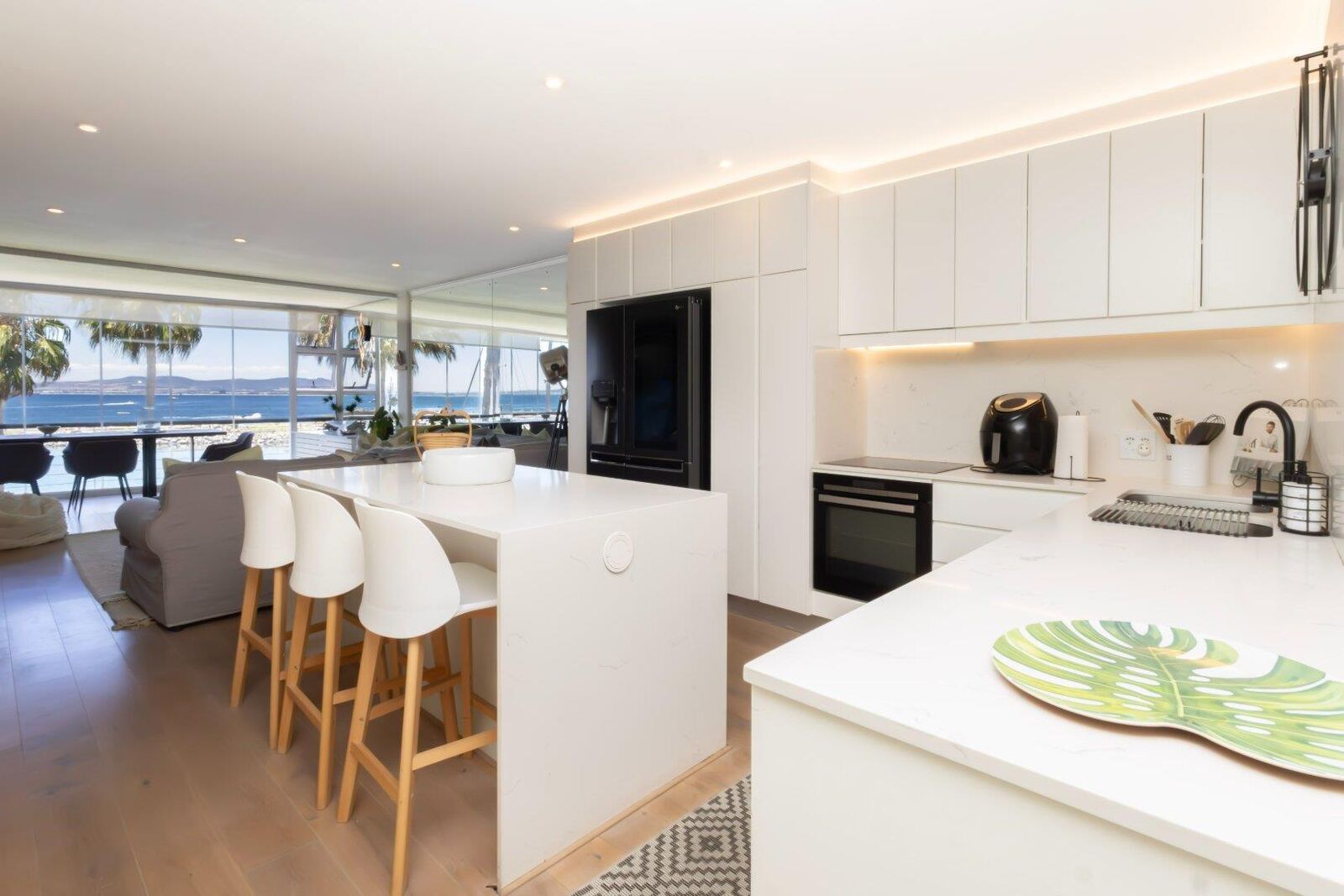 3 Bedroom Apartment For Sale in Mouille Point, photo 8