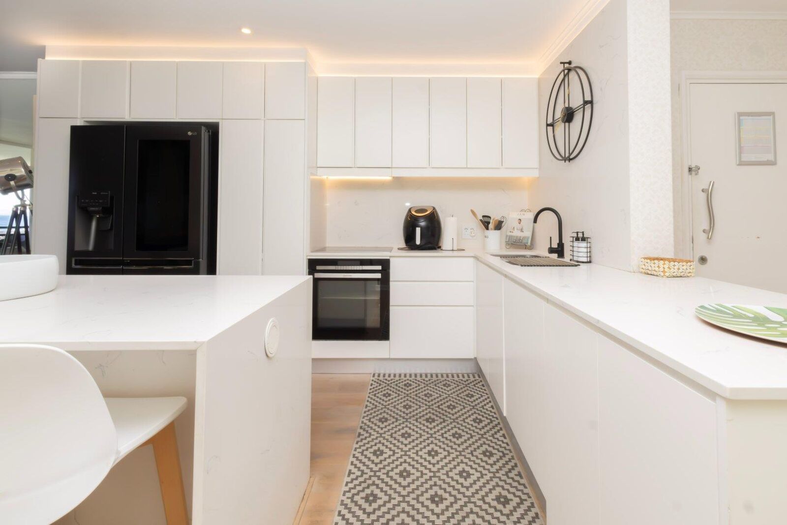 3 Bedroom Apartment For Sale in Mouille Point, photo 11