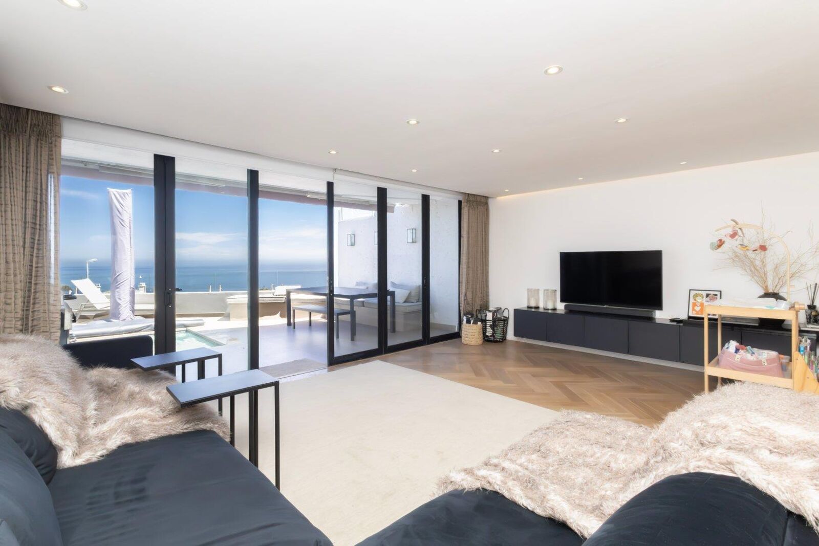 3 Bedroom House For Sale in Camps Bay, photo 2