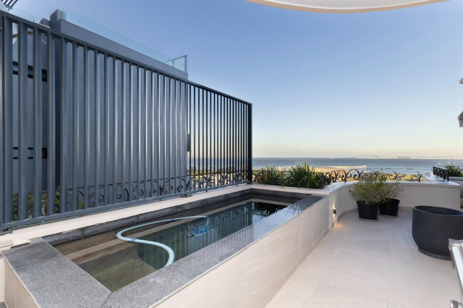 2 Bedroom Apartment For Sale in Green Point, photo 11