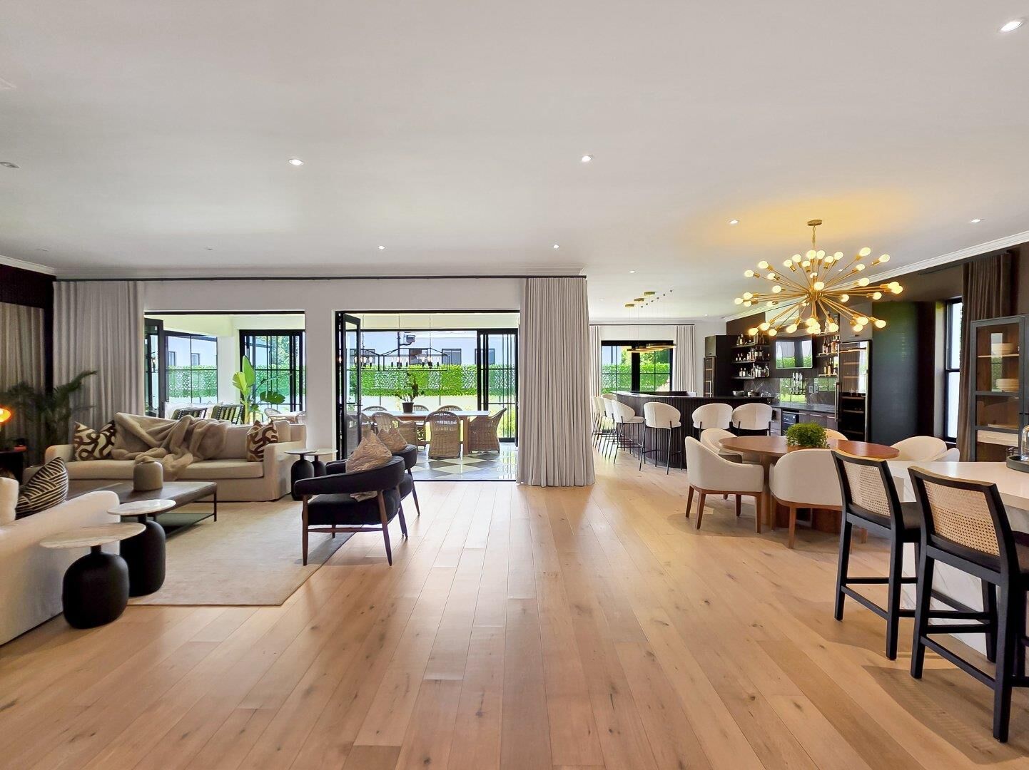4 Bedroom House For Sale in Constantia, photo 2