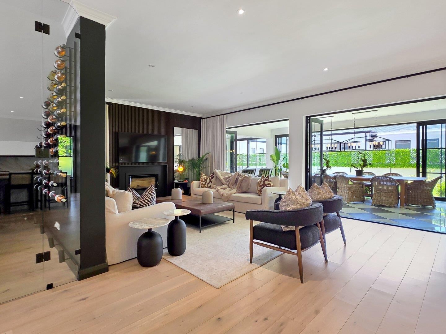 4 Bedroom House For Sale in Constantia, photo 3