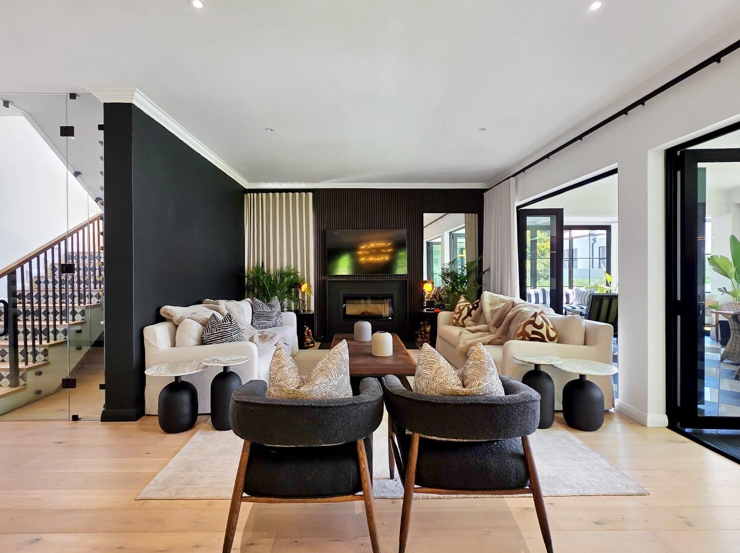 4 Bedroom House For Sale in Constantia, photo 4