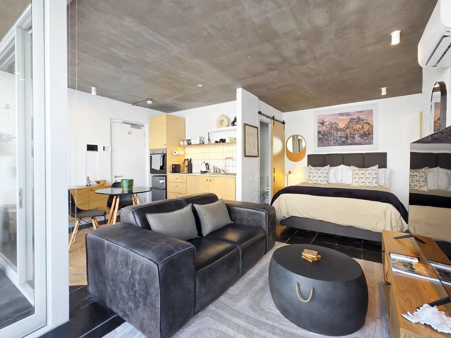 0.5 Bedroom Apartment For Sale in Sea Point, photo 2
