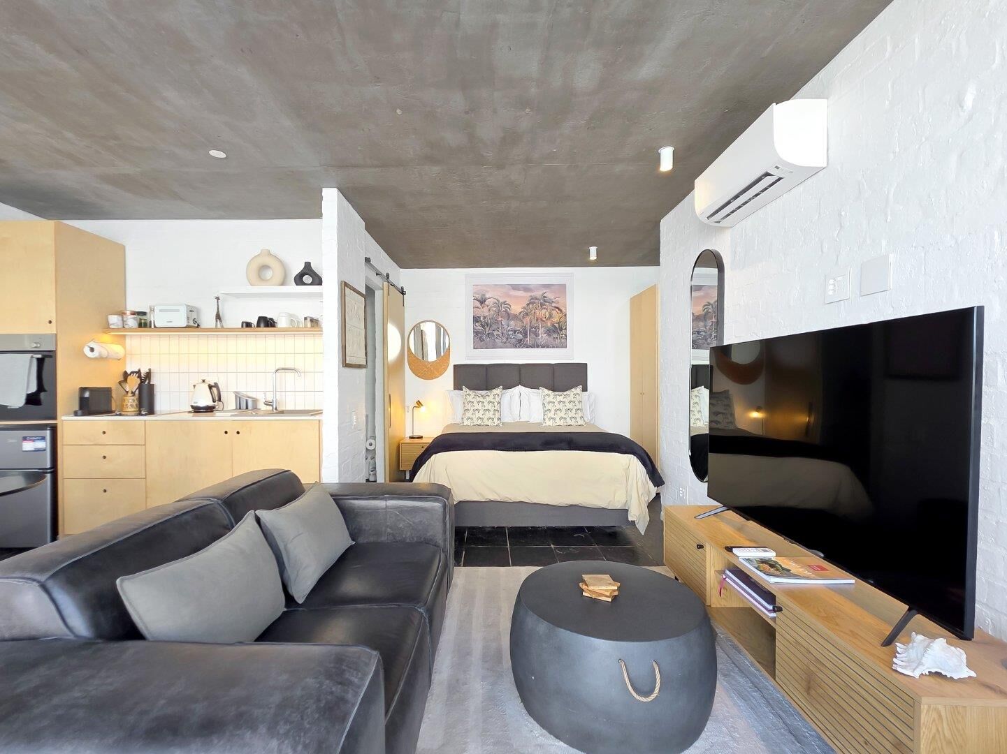 0.5 Bedroom Apartment For Sale in Sea Point, photo 3