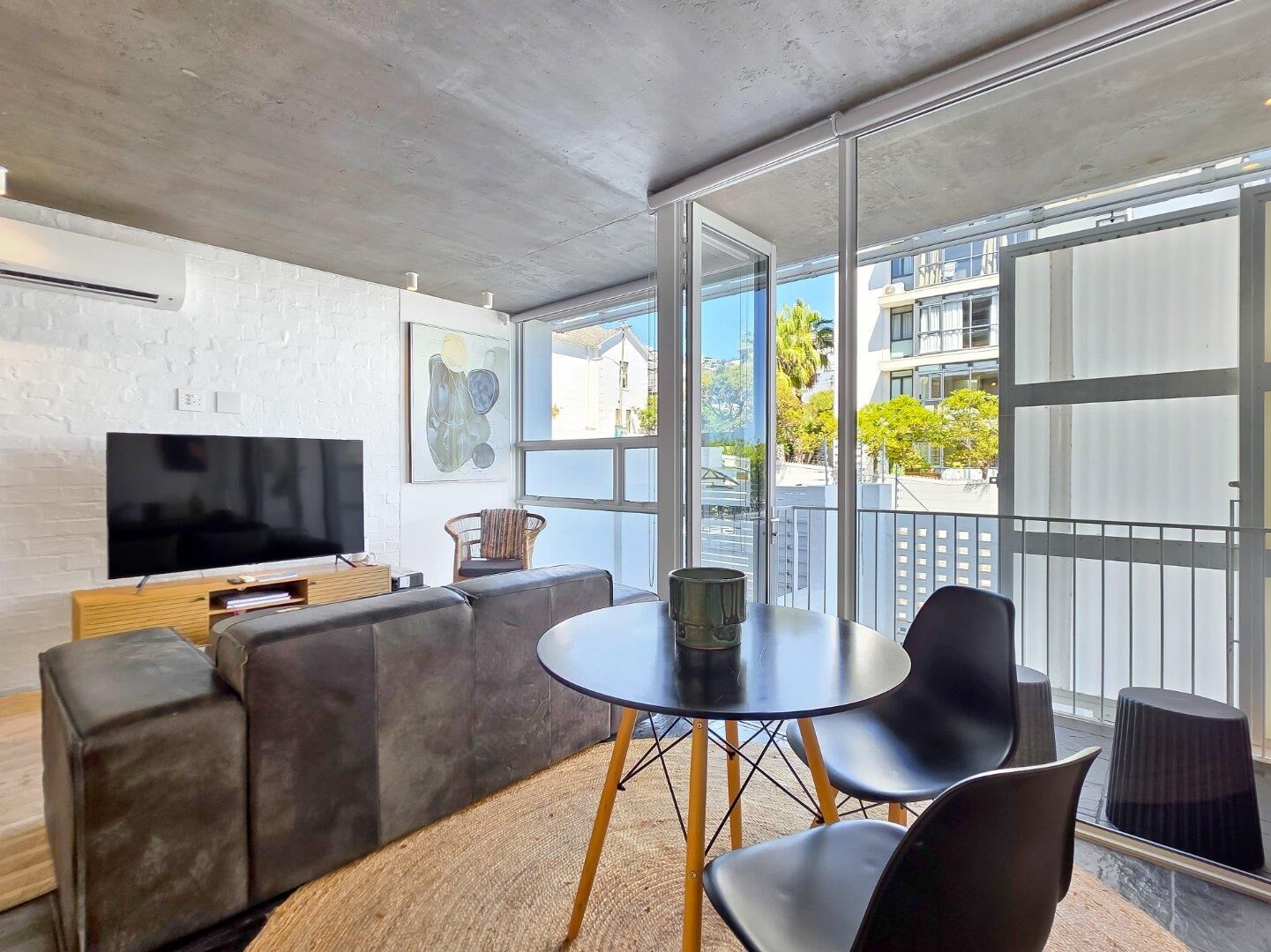 0.5 Bedroom Apartment For Sale in Sea Point, photo 9