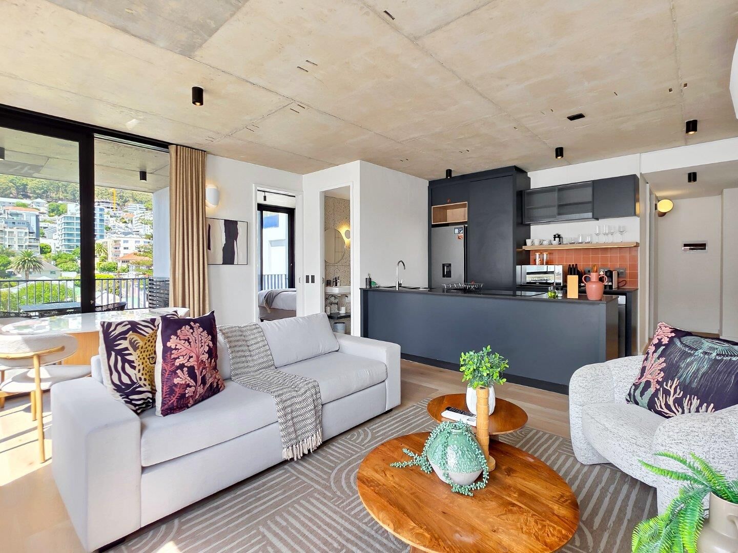 2 Bedroom Apartment For Sale in Sea Point, photo 2