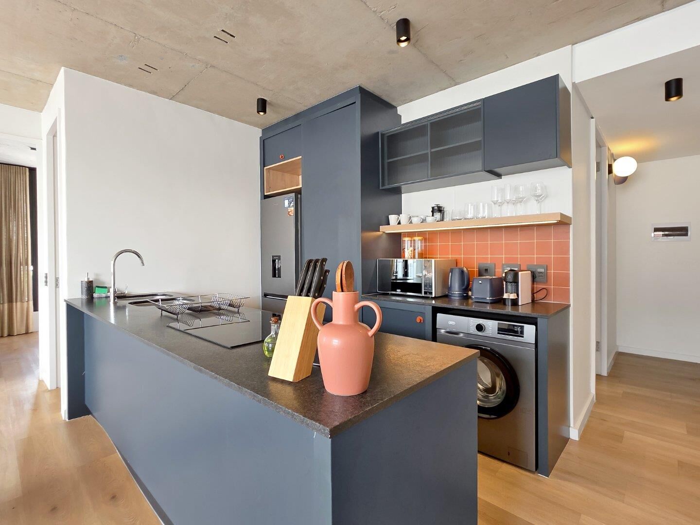 2 Bedroom Apartment For Sale in Sea Point, photo 3