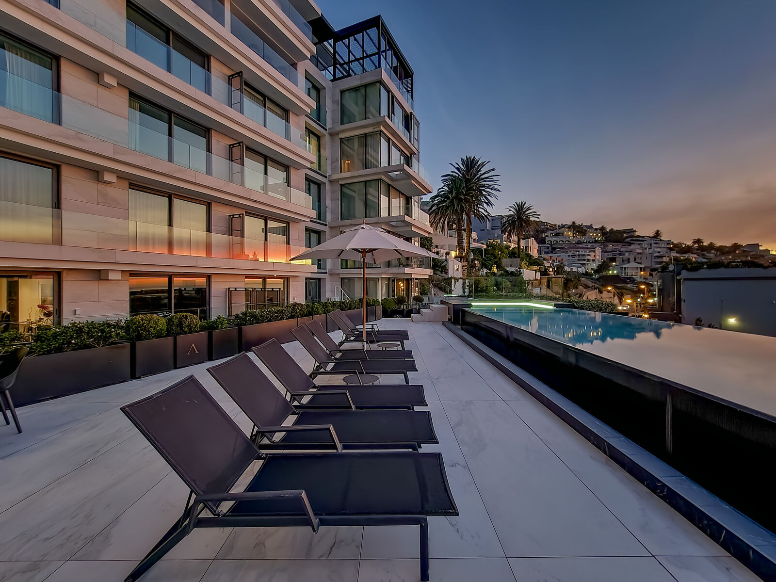5 Bedroom Apartment For Sale in Bantry Bay, photo 2
