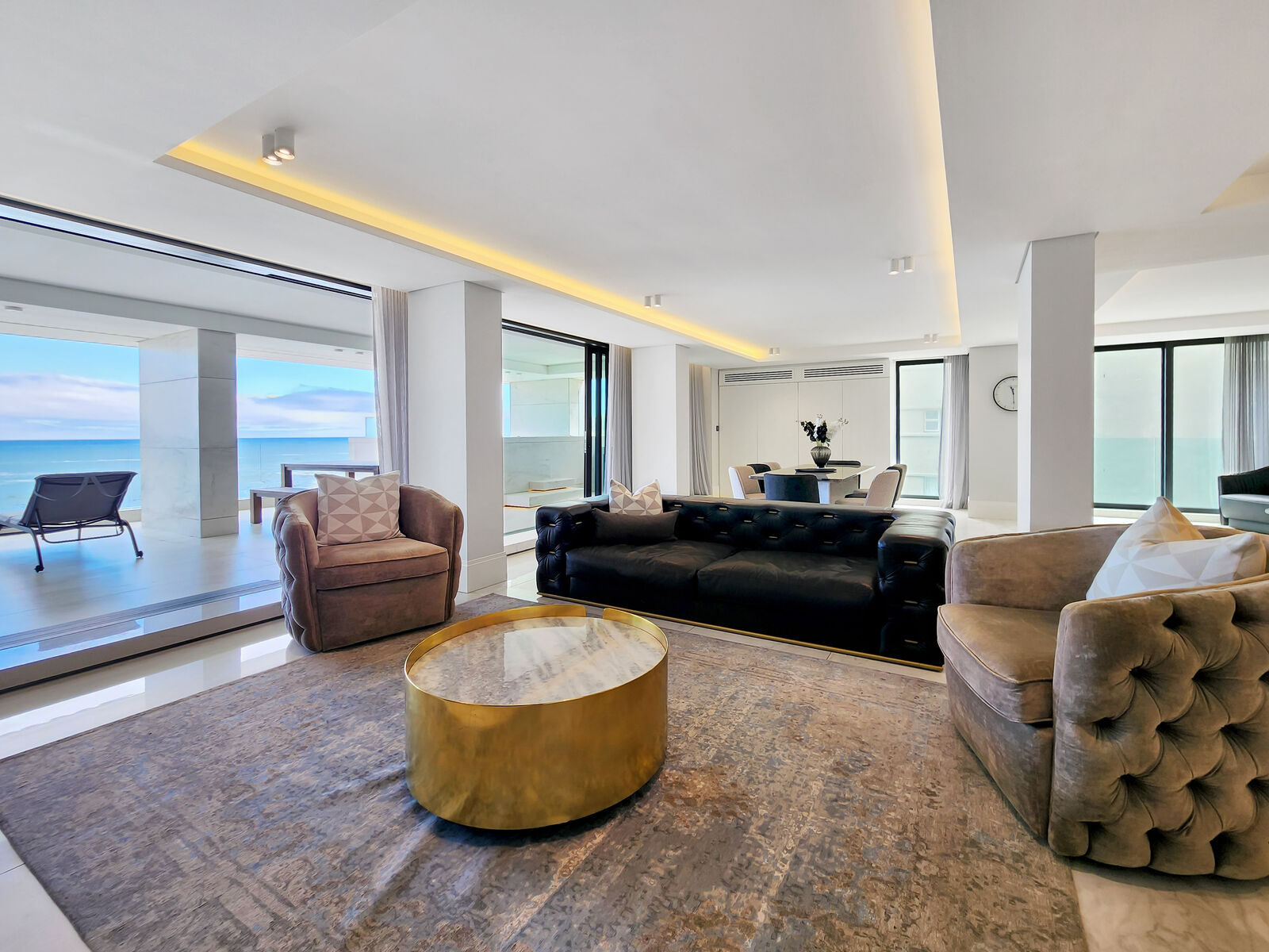 5 Bedroom Apartment For Sale in Bantry Bay, photo 4