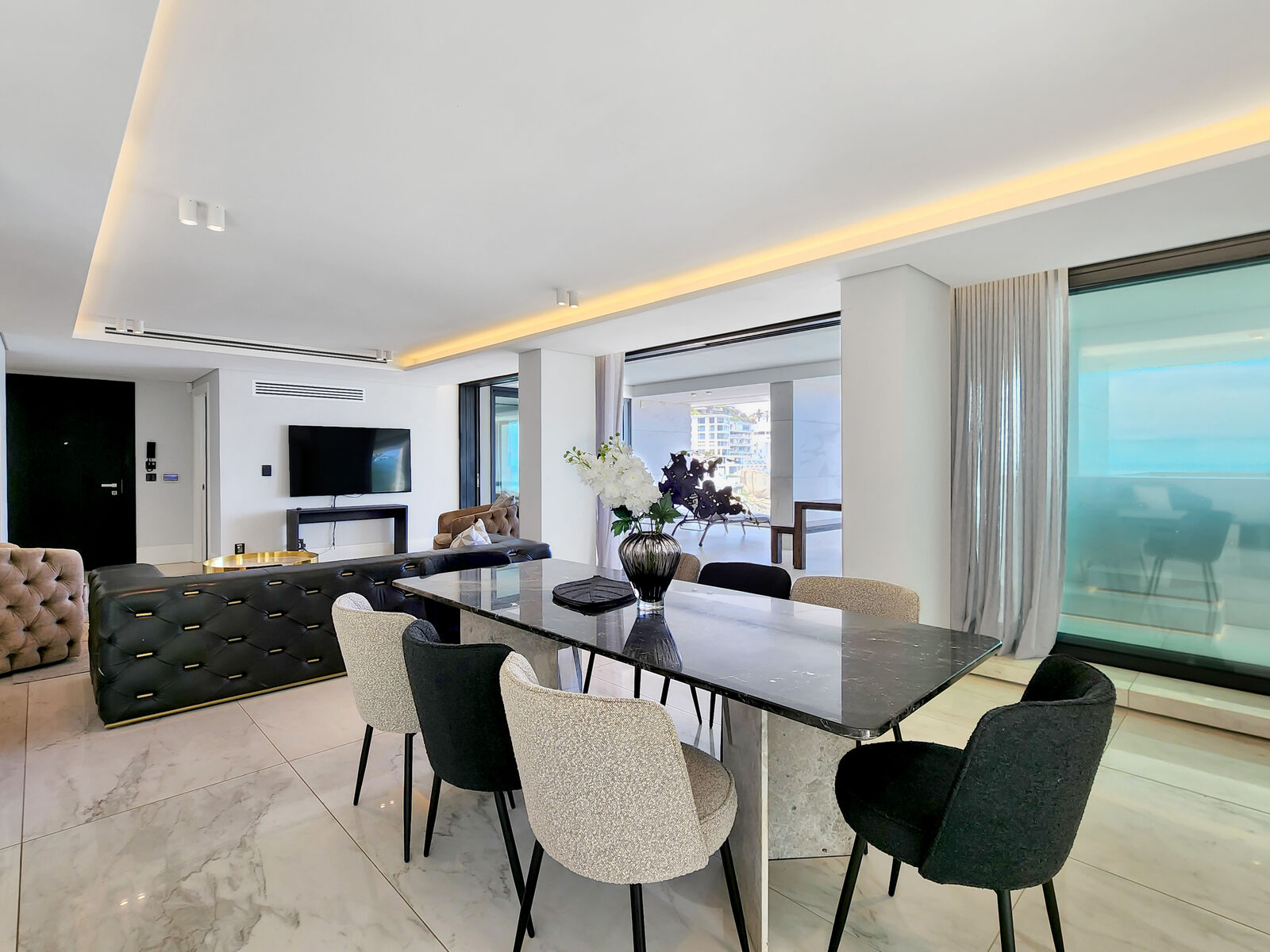 5 Bedroom Apartment For Sale in Bantry Bay, photo 8