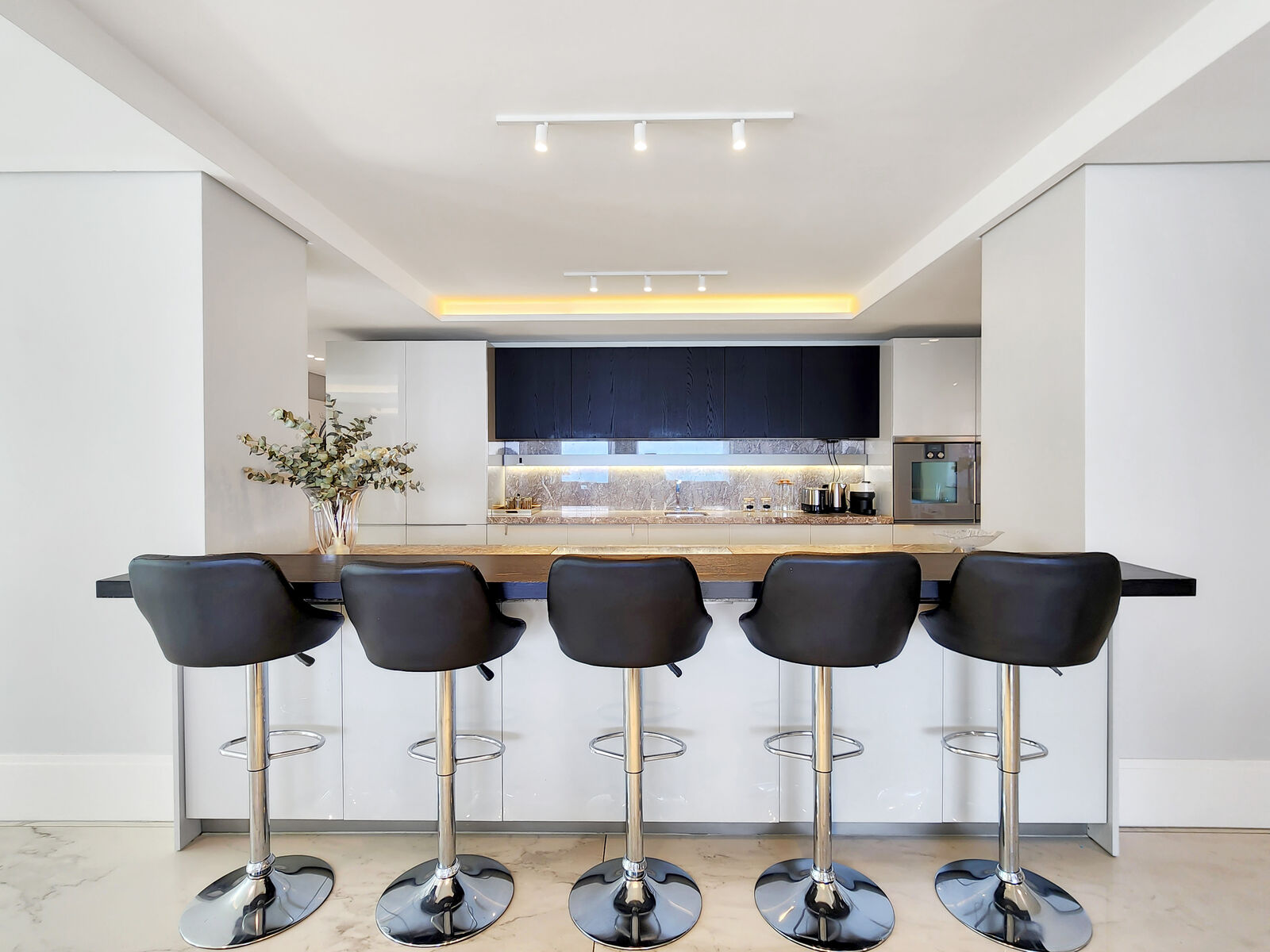 5 Bedroom Apartment For Sale in Bantry Bay, photo 11