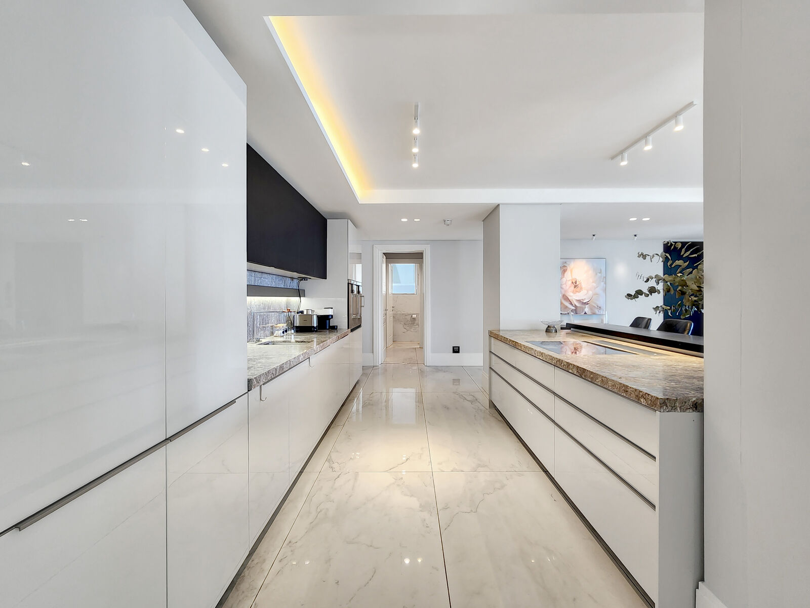 5 Bedroom Apartment For Sale in Bantry Bay, photo 12