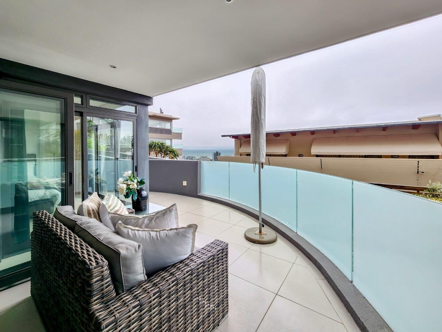 2 Bedroom Apartment For Sale in Sea Point, photo 3