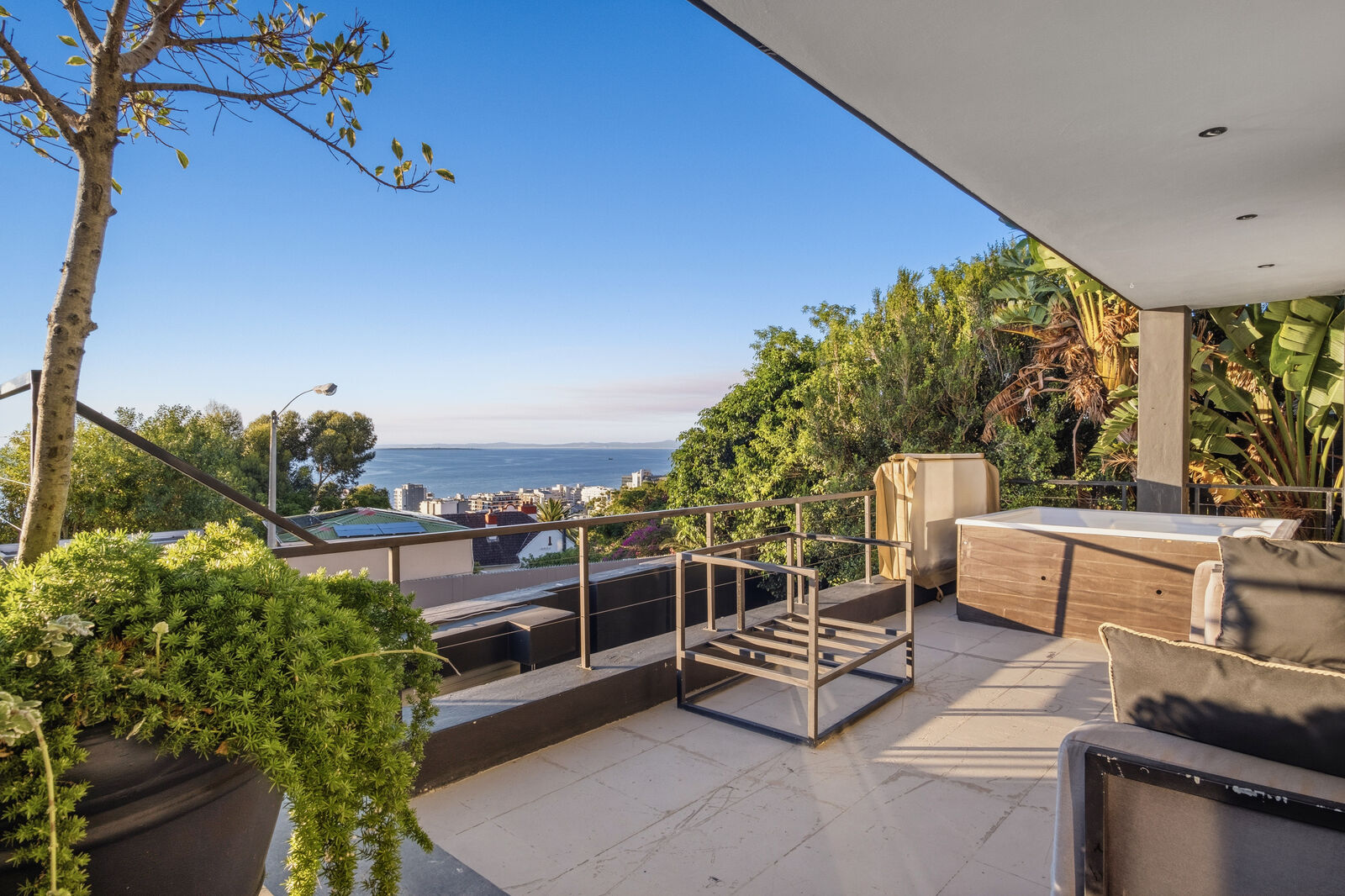 9 Bedroom House For Sale in Bantry Bay, photo 3