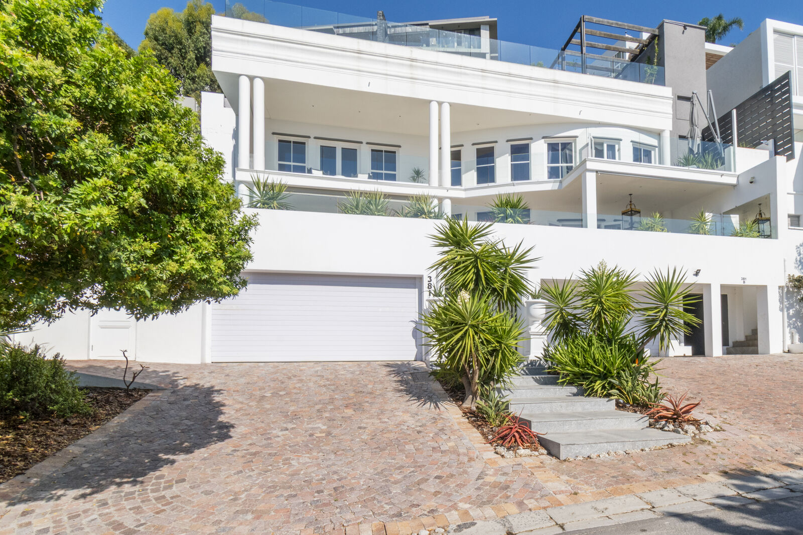2 Bedroom Apartment For Sale in Bantry Bay, photo 4