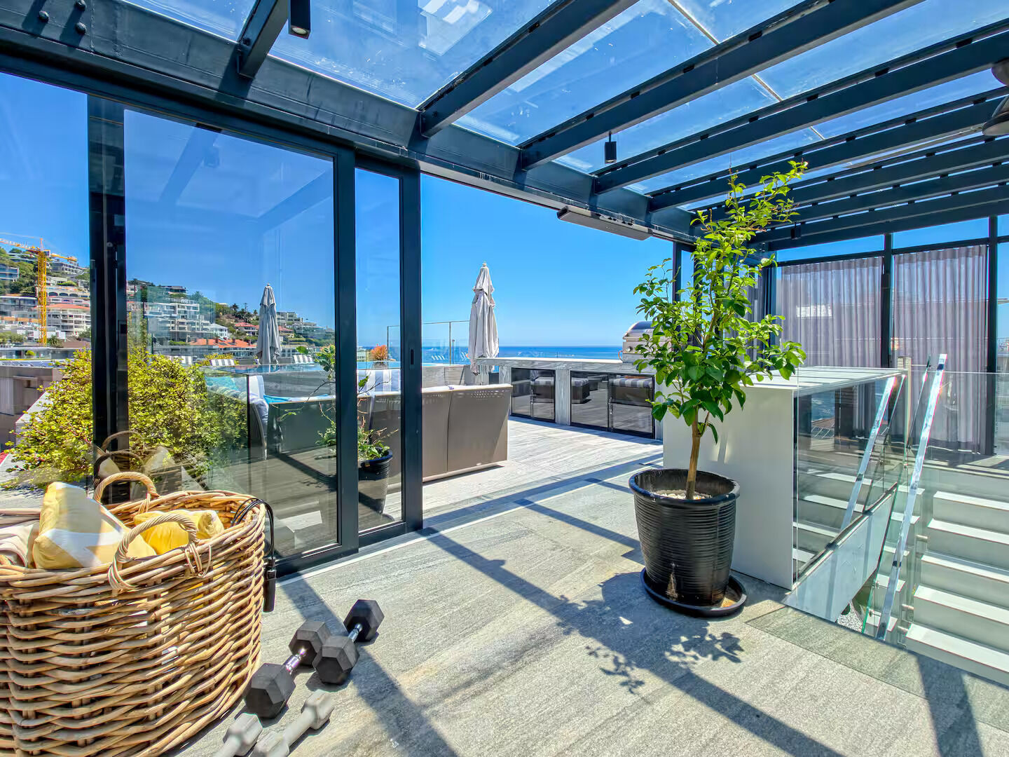 3 Bedroom Apartment For Sale in Bantry Bay, photo 10