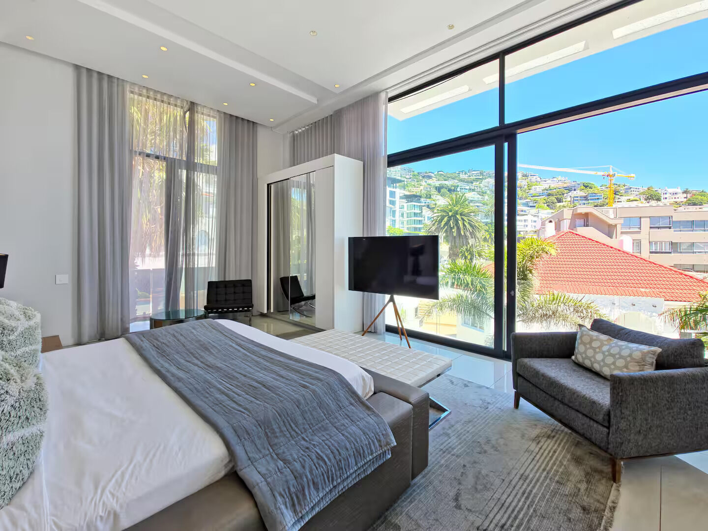 3 Bedroom Apartment For Sale in Bantry Bay, photo 11