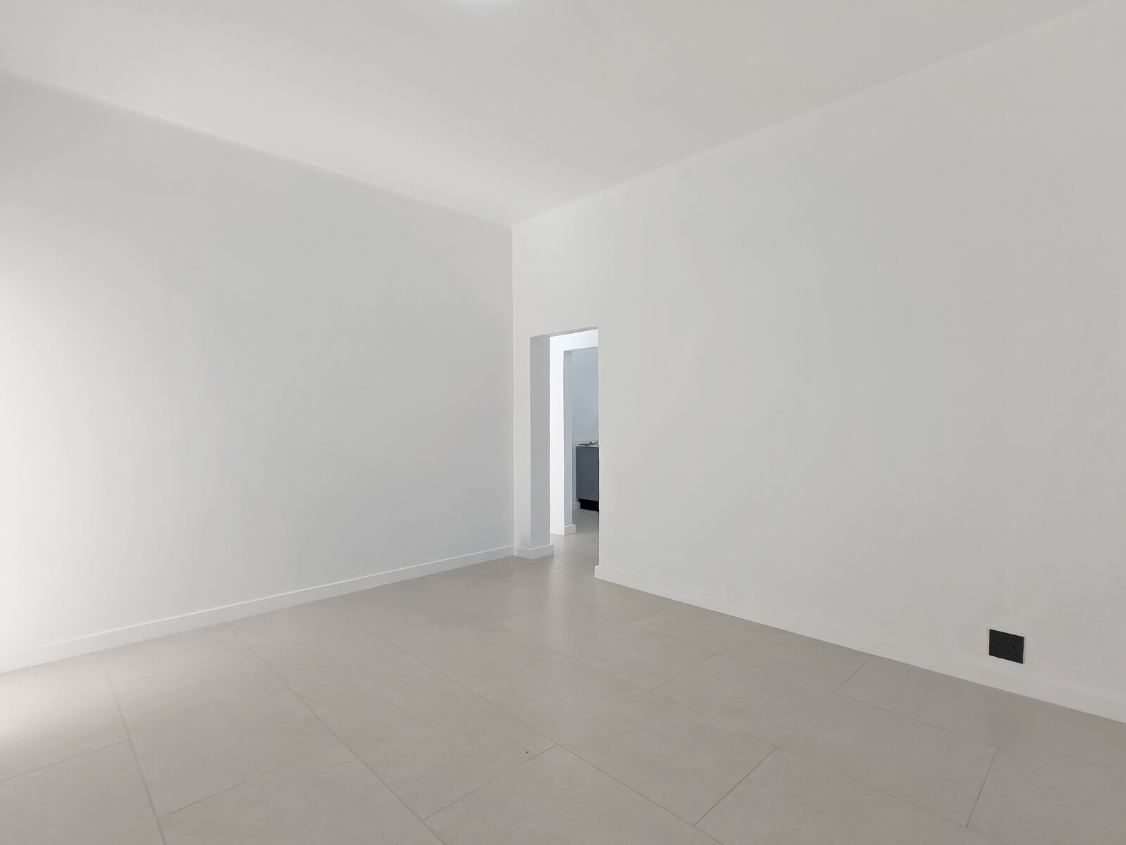 2 Bedroom Apartment For Sale in Sea Point, photo 3