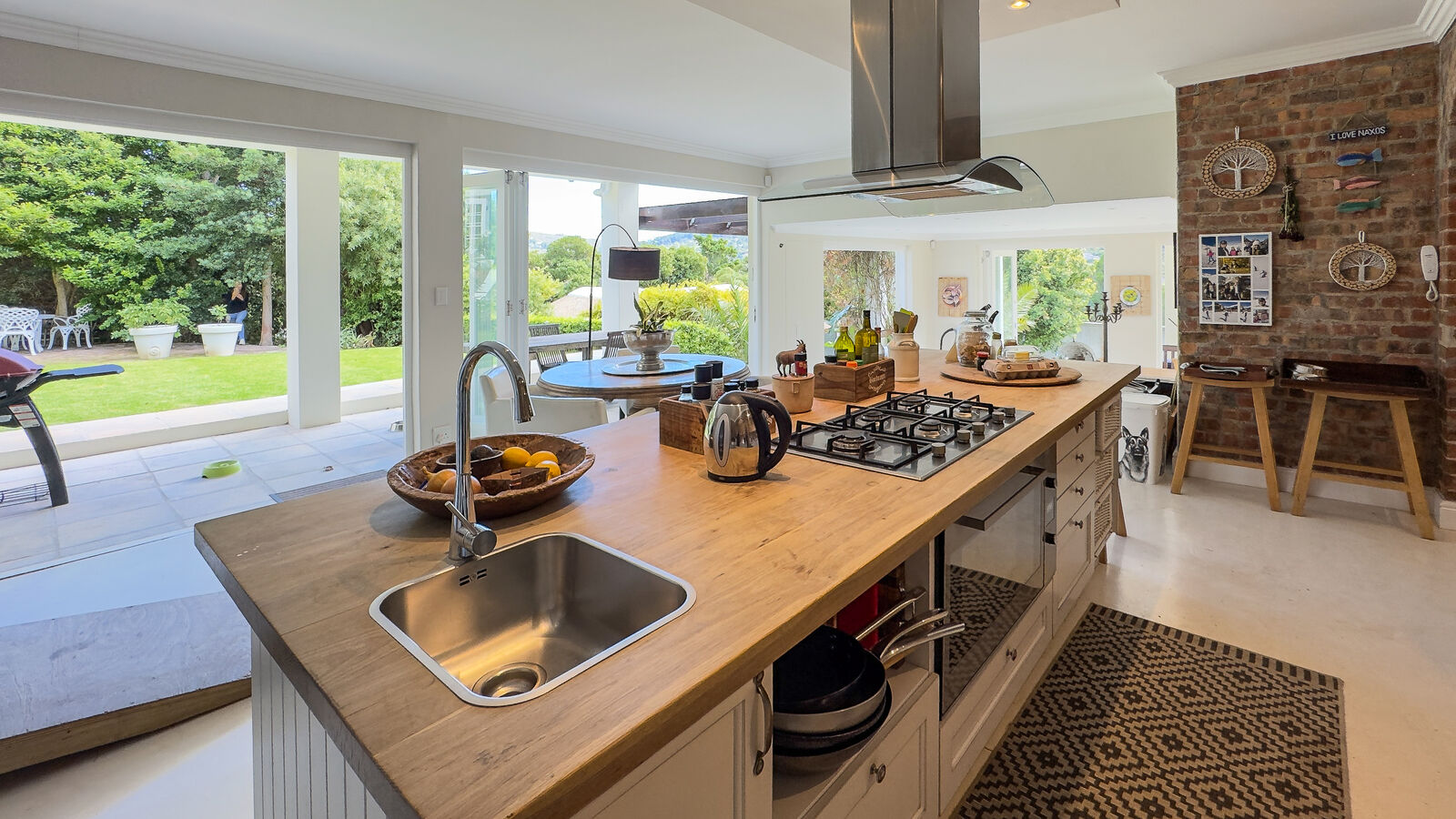 8 Bedroom Freestanding For Sale in The Meadows, photo 11