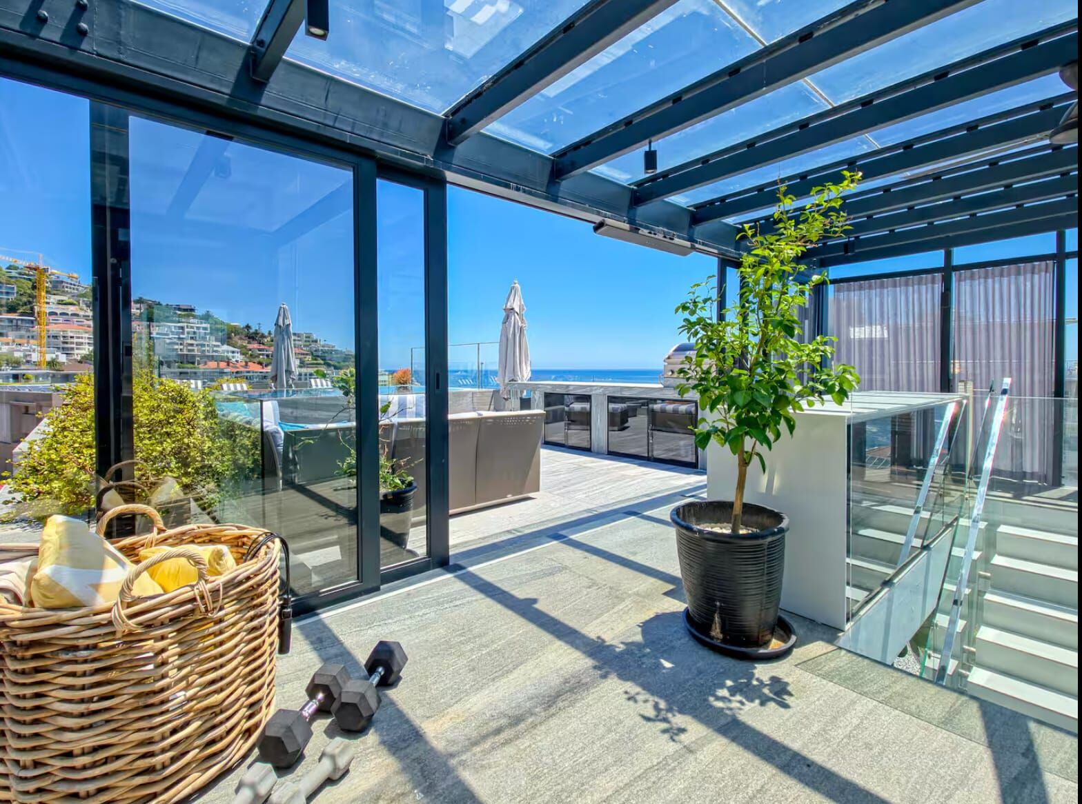 3 Bedroom Apartment To Let in Bantry Bay, photo 2