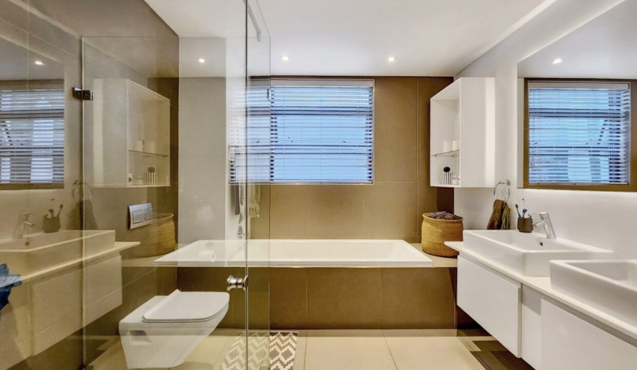 2 Bedroom Apartment For Sale in Sea Point, photo 2