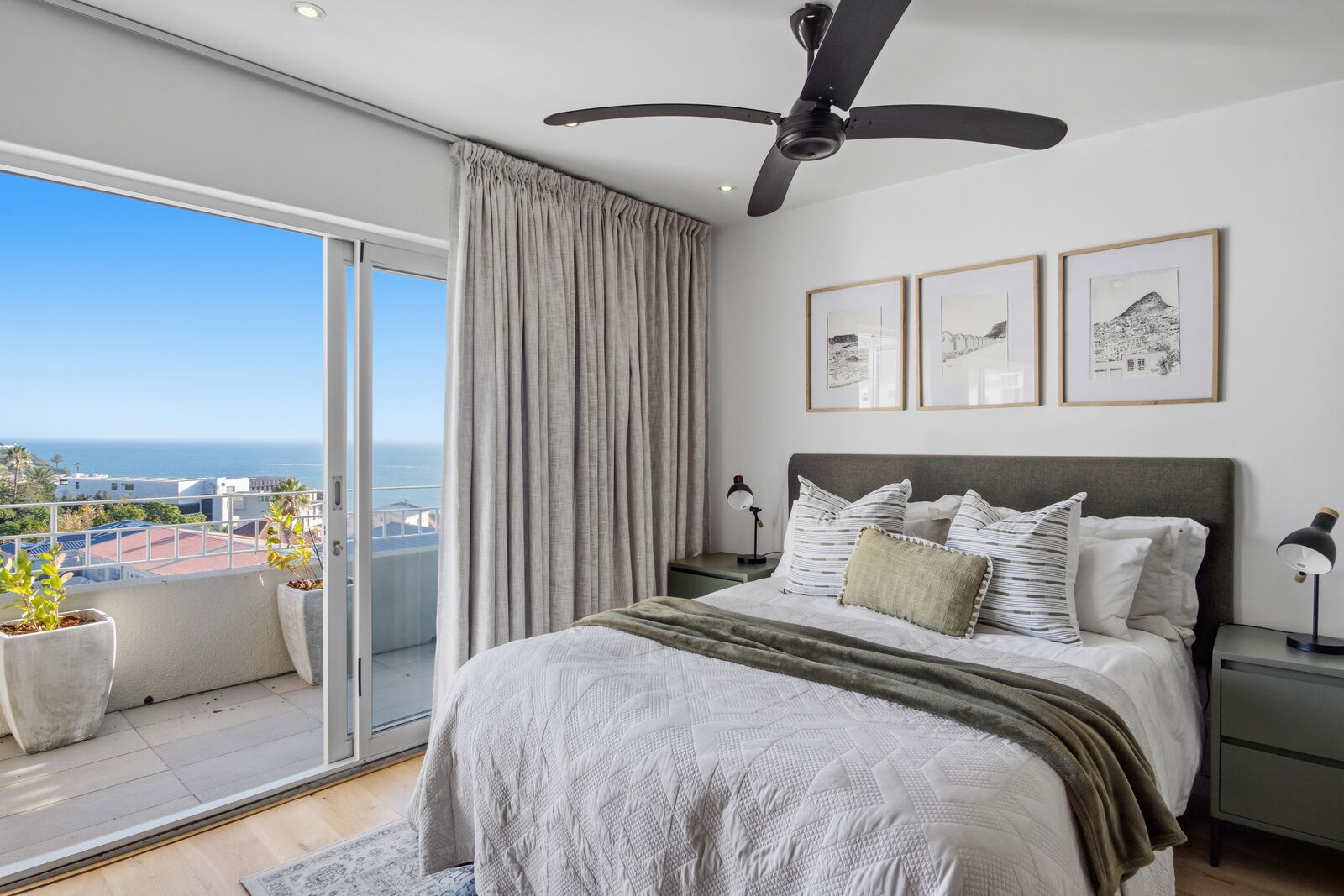 2 Bedroom Apartment For Sale in Bantry Bay, photo 12
