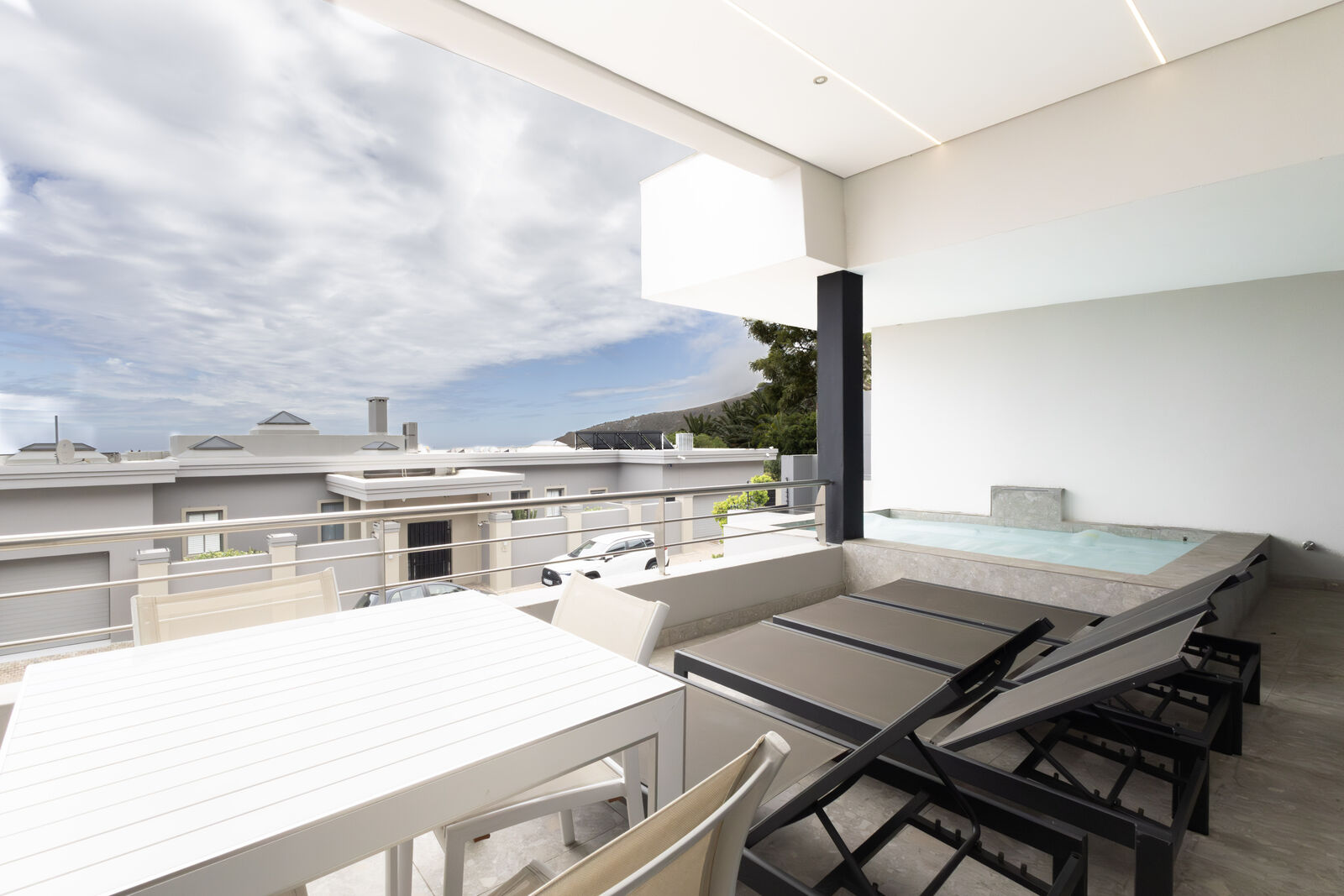2 Bedroom Apartment To Let in Camps Bay, photo 2