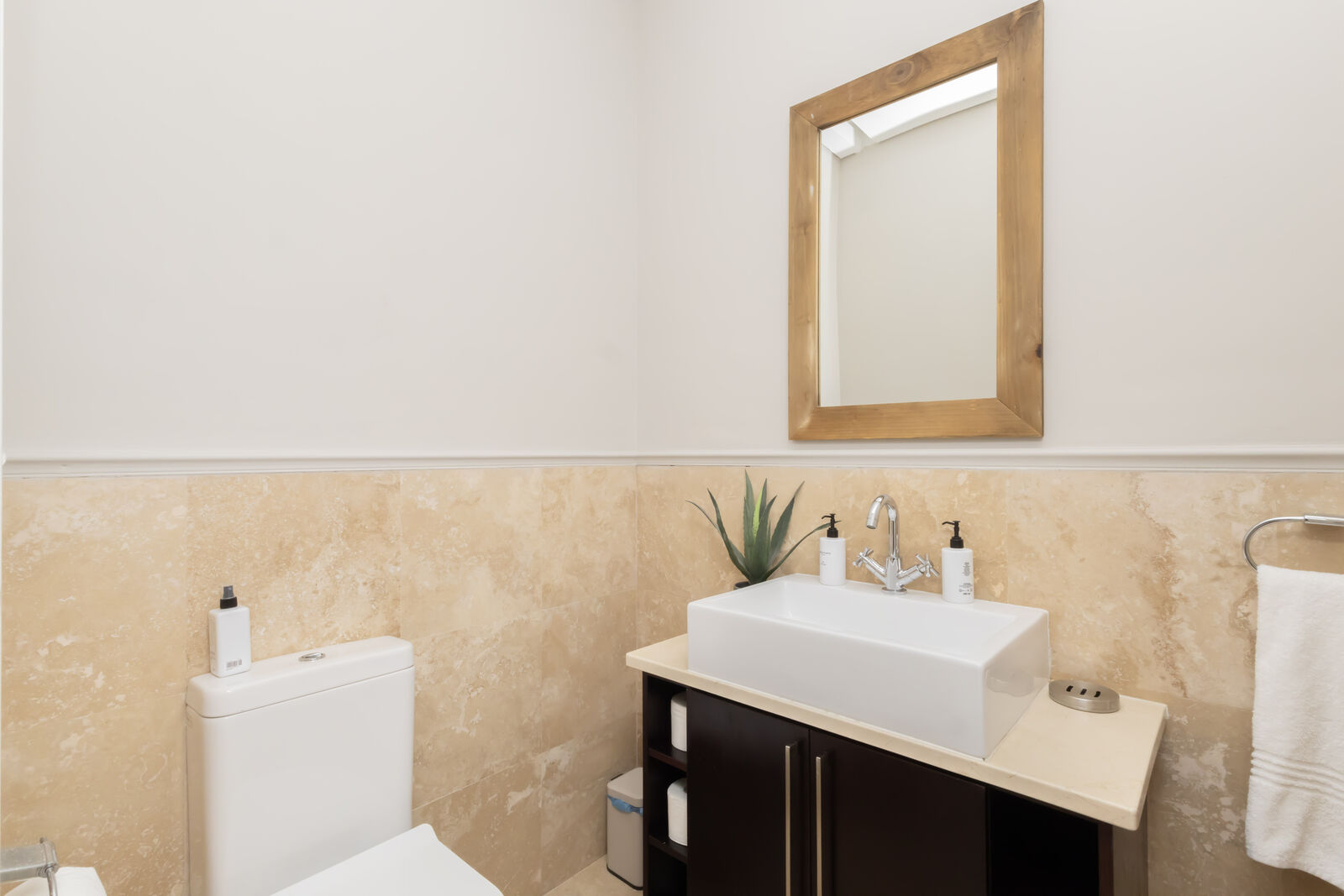 2 Bedroom Apartment To Let in Camps Bay, photo 12
