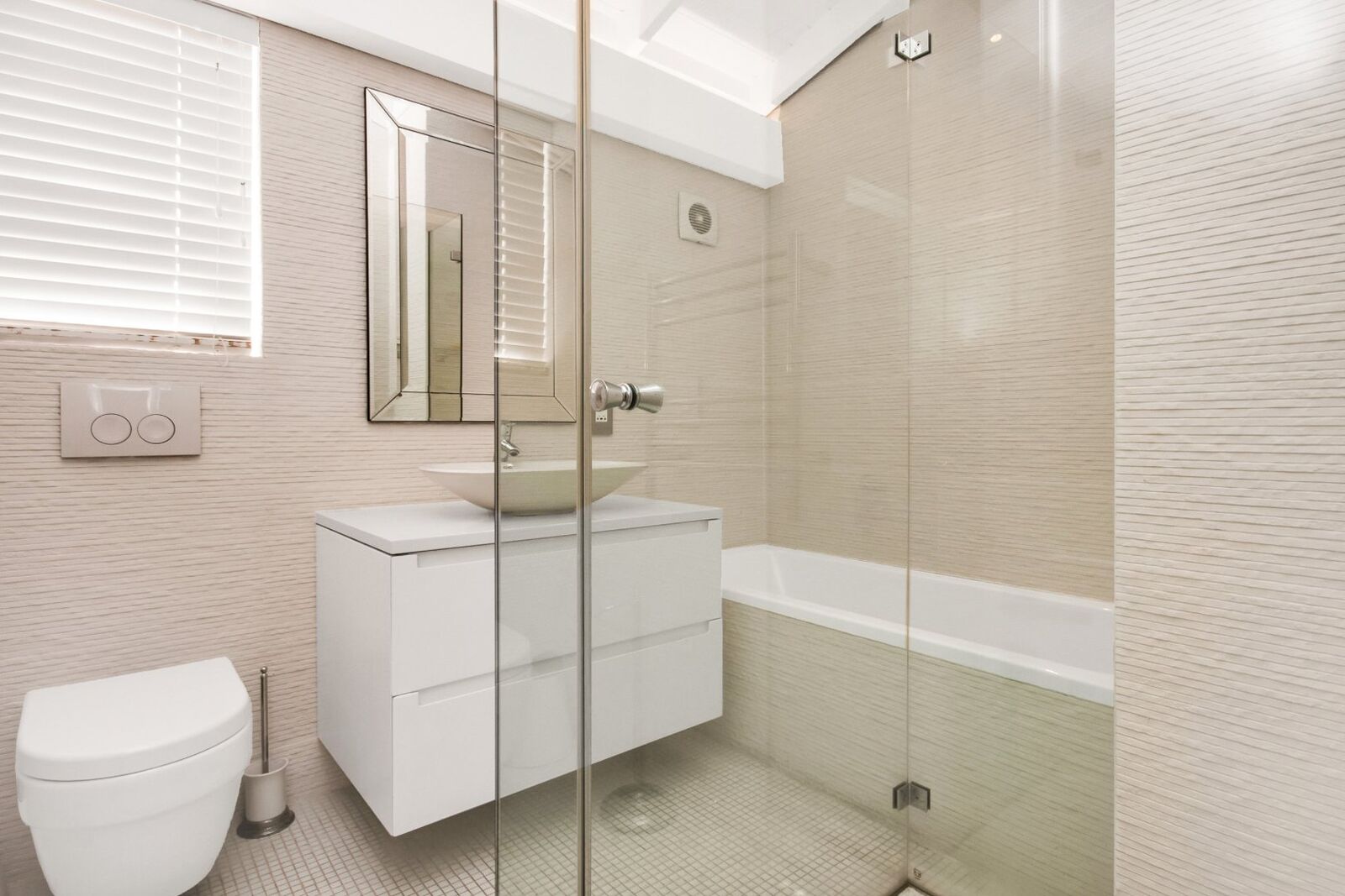 3 Bedroom House To Let in Clifton, photo 9