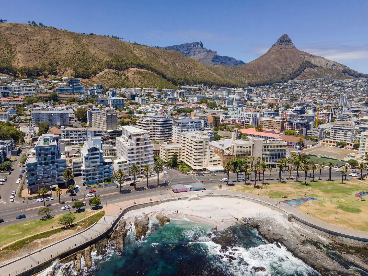 2 Bedroom Apartment For Sale in Sea Point, photo 2