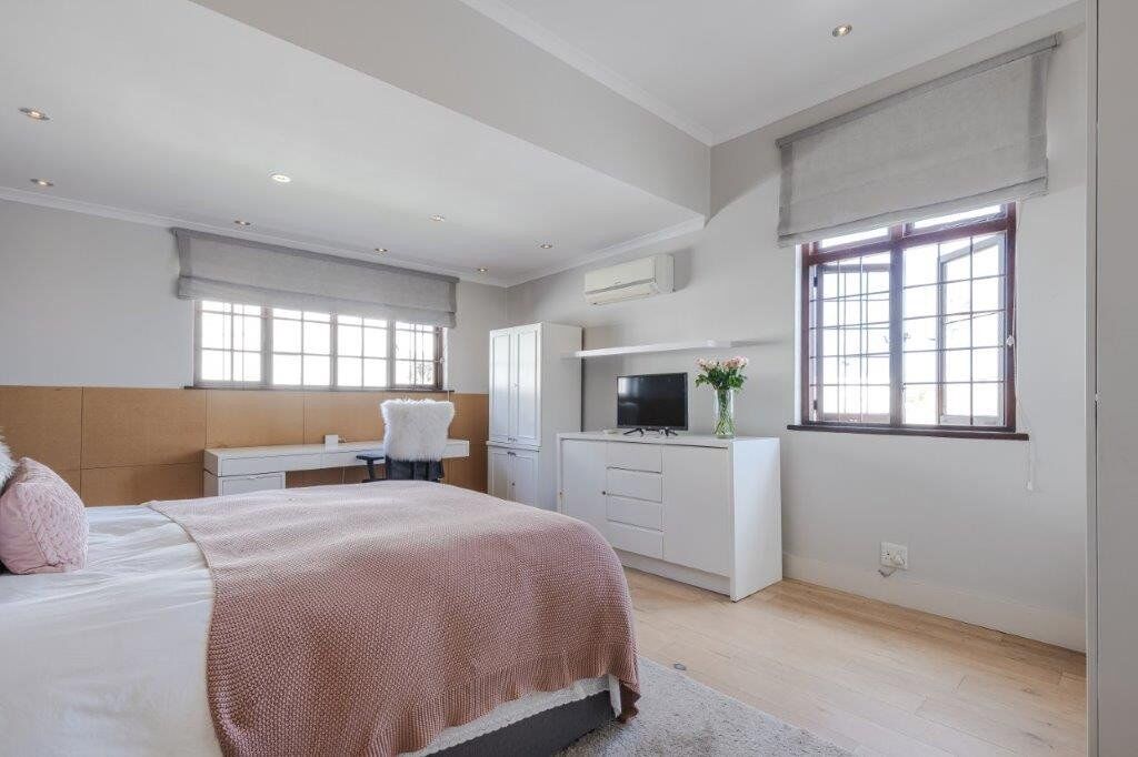 4 Bedroom Self-Catering House in Fresnaye, photo 3
