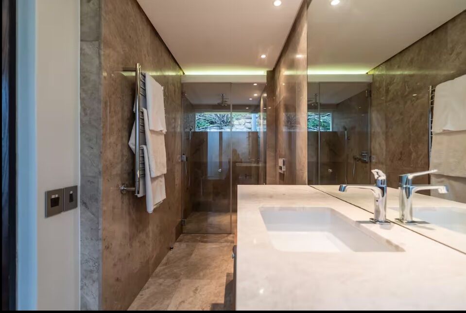 12 Bedroom Self-Catering House in Constantia, photo 4