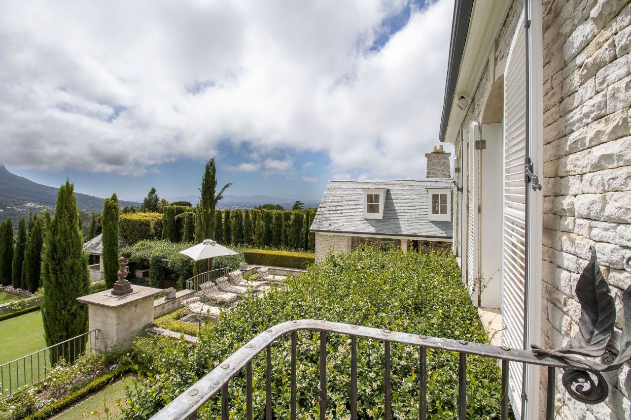 8 Bedroom Self-Catering House in Bishopscourt, photo 4